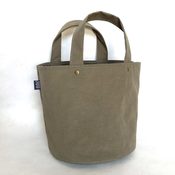 丸底バケツトートバッグ　Sサイズ　塩縮ナイロン　グレージュ　グレーベージュ灰　軽量　アウトドア 2枚目の画像