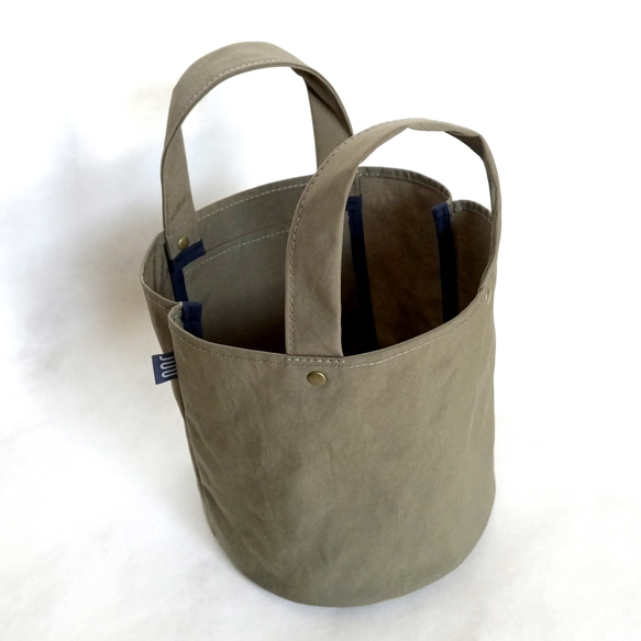 丸底バケツトートバッグ　Sサイズ　塩縮ナイロン　グレージュ　グレーベージュ灰　軽量　アウトドア 3枚目の画像