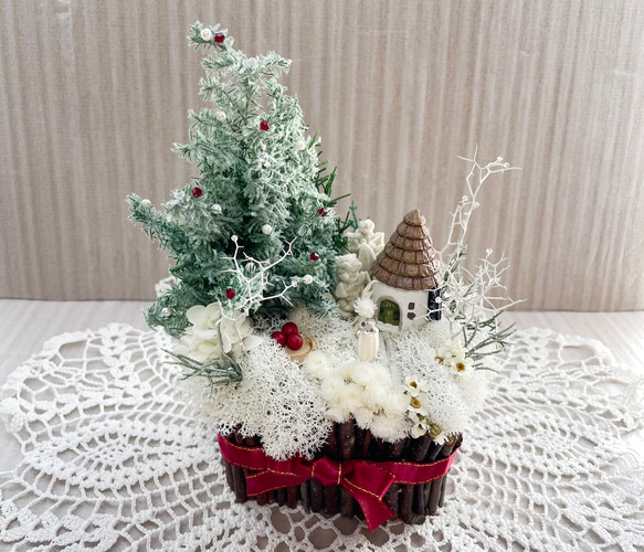 クリスマスツリーのある風景、箱庭風プリザーブドフラワーをインテリアとしてディスプレイにも最適 7枚目の画像