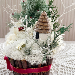 クリスマスツリーのある風景、箱庭風プリザーブドフラワーをインテリアとしてディスプレイにも最適 5枚目の画像