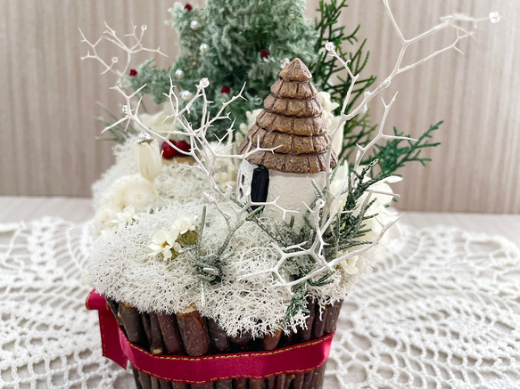 クリスマスツリーのある風景、箱庭風プリザーブドフラワーをインテリアとしてディスプレイにも最適 5枚目の画像