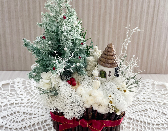 クリスマスツリーのある風景、箱庭風プリザーブドフラワーをインテリアとしてディスプレイにも最適 1枚目の画像