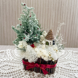 クリスマスツリーのある風景、箱庭風プリザーブドフラワーをインテリアとしてディスプレイにも最適 2枚目の画像
