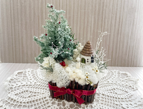 クリスマスツリーのある風景、箱庭風プリザーブドフラワーをインテリアとしてディスプレイにも最適 2枚目の画像