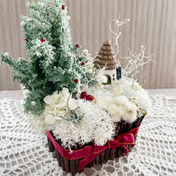 クリスマスツリーのある風景、箱庭風プリザーブドフラワーをインテリアとしてディスプレイにも最適 4枚目の画像