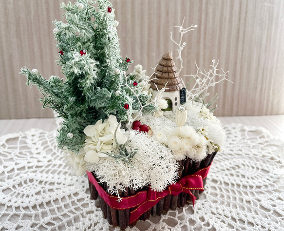 クリスマスツリーのある風景、箱庭風プリザーブドフラワーをインテリアとしてディスプレイにも最適 4枚目の画像