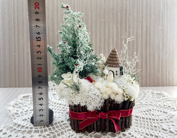クリスマスツリーのある風景、箱庭風プリザーブドフラワーをインテリアとしてディスプレイにも最適 8枚目の画像
