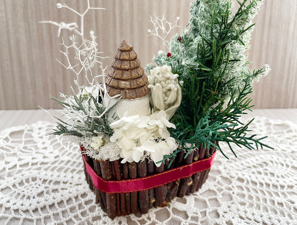 クリスマスツリーのある風景、箱庭風プリザーブドフラワーをインテリアとしてディスプレイにも最適 6枚目の画像