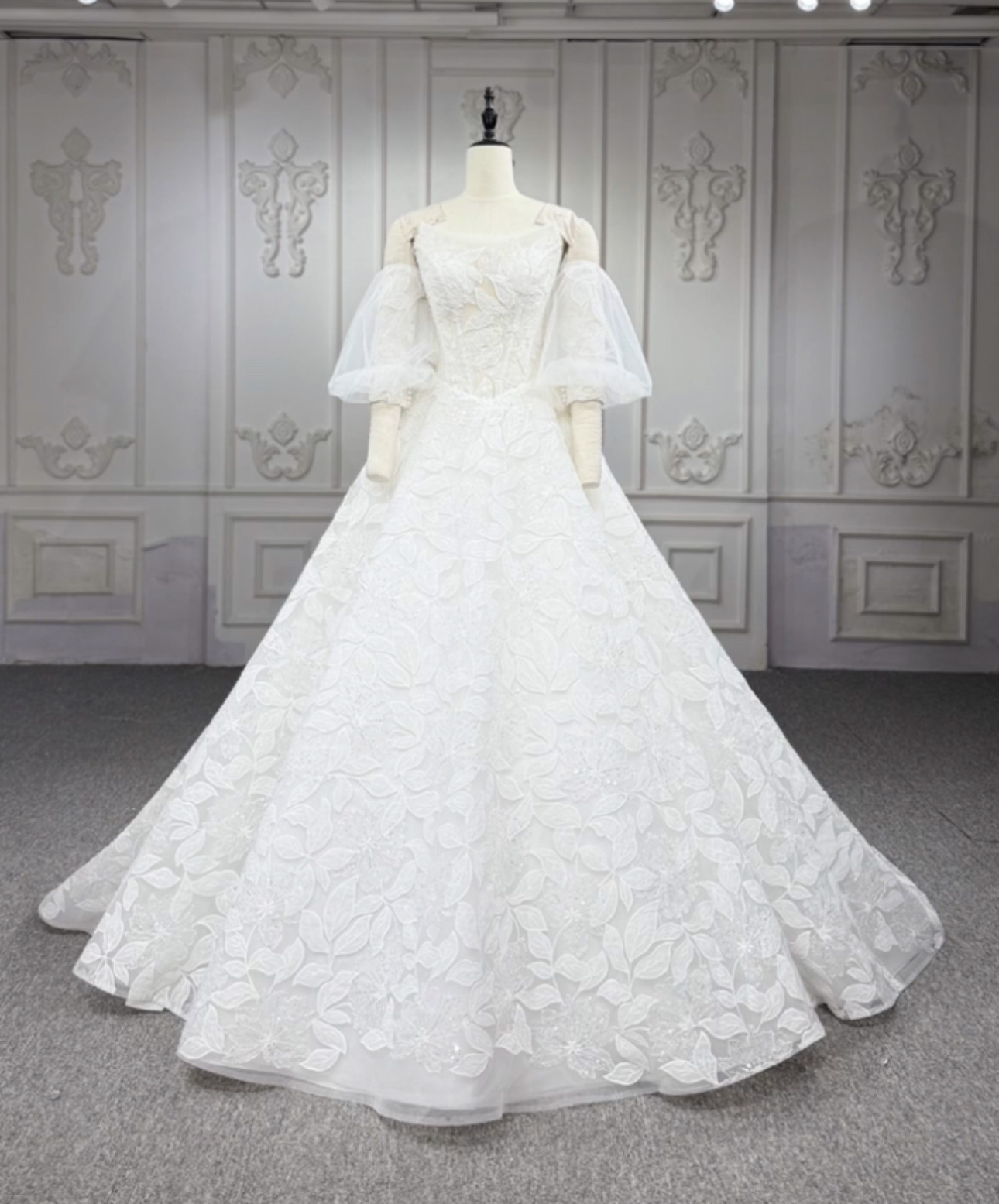 贅沢な総リーフ刺繍　オフショルダー　二の腕カラー　トレーン　白　シースルー長袖パフスリーブ　ブライダル　スレンダーライン