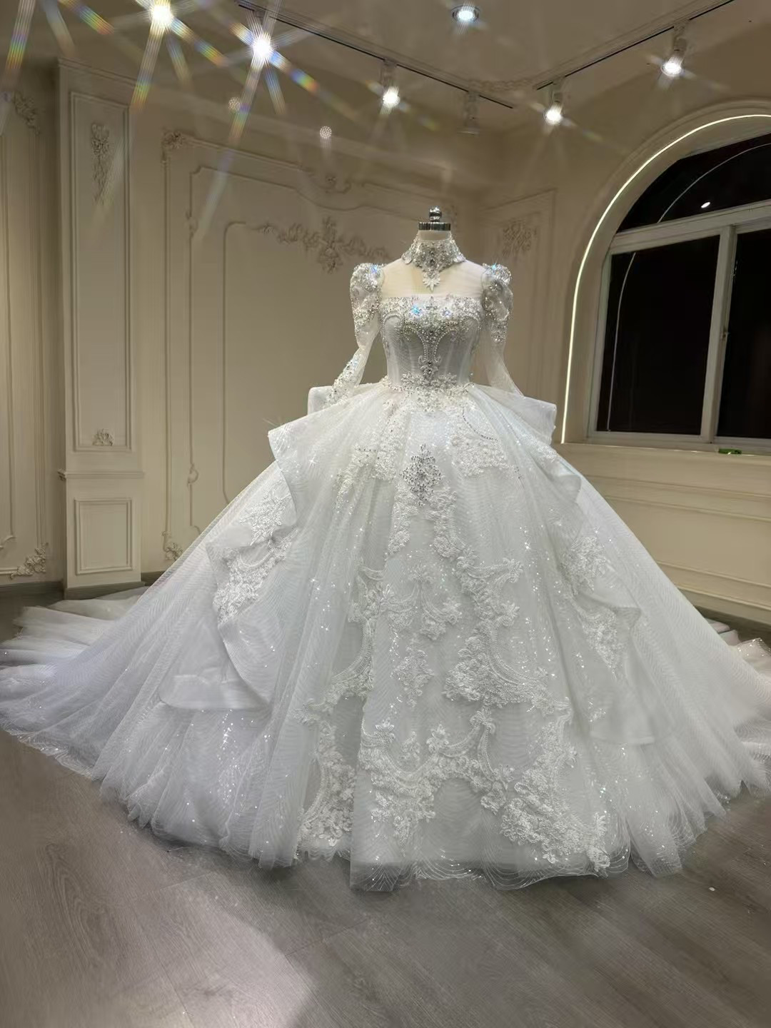 美品　アンティークなウェディングドレス　フランスレース　スクエアネック　刺繍あり　クラシカル　優雅　プリンセスライン結婚