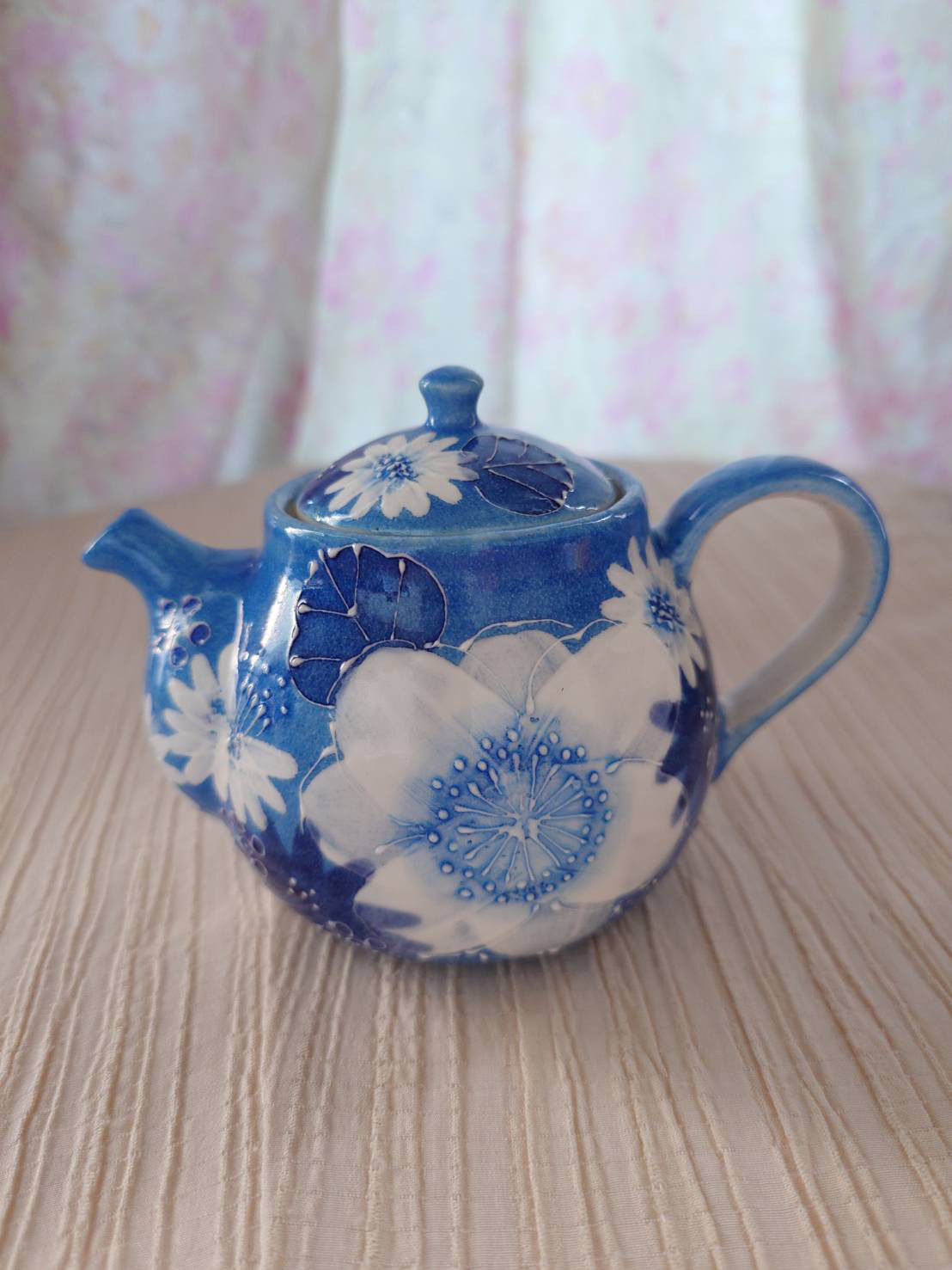 工房ゆずりは　プチポット　鮮やかな青が清涼感と高級感を醸し出します　藍彩白絵花　45513