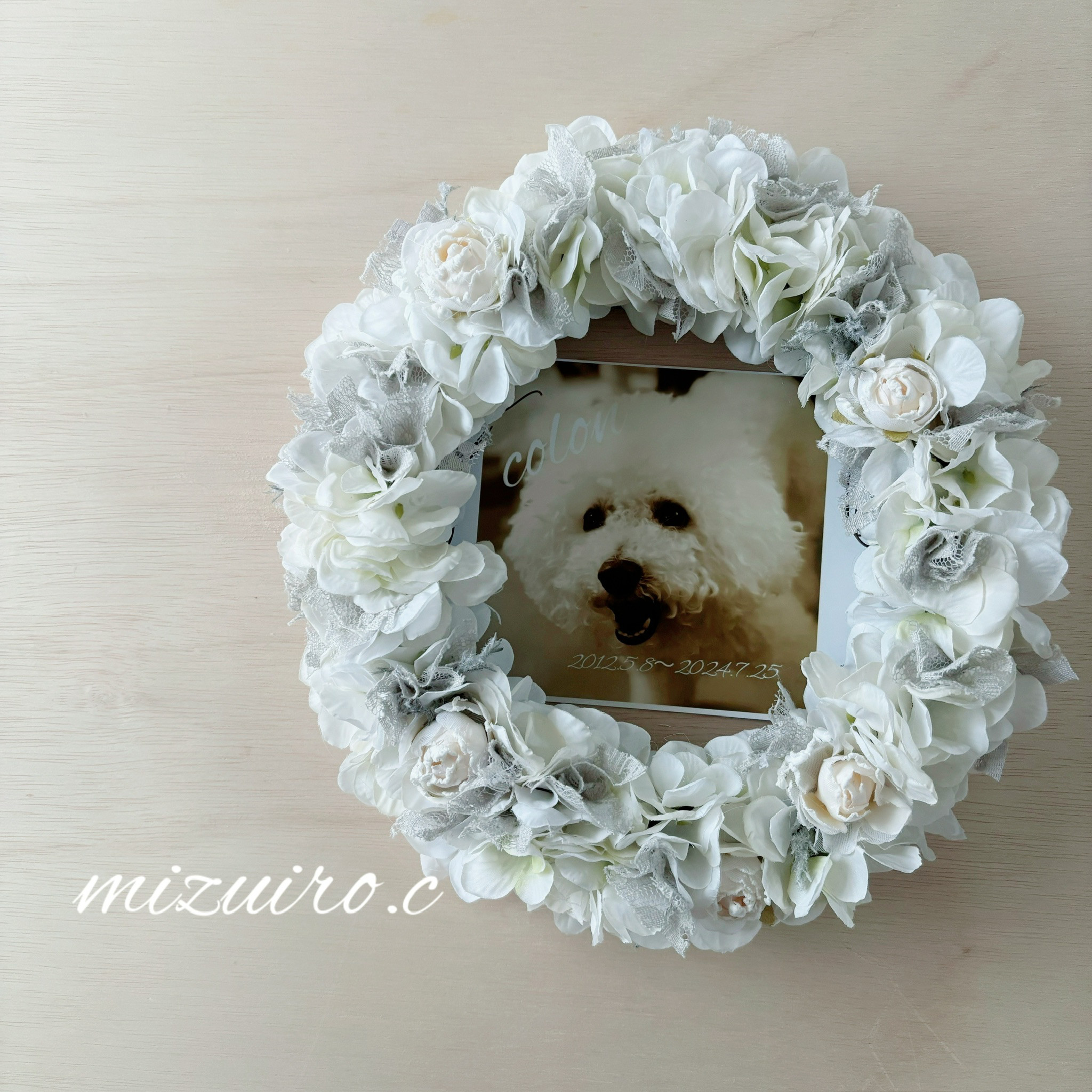 【ペットメモリアル】お花のリースフレーム（写真入り／名入れ対応可）ホワイト系  お悔やみ 虹の橋の贈り物に