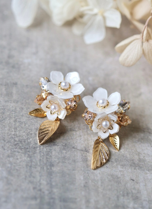 明日は晴れるかな？雲と光の ピアスorイヤリング ホワイト 白い花とbijou＊葉っぱの華やかピアス／イヤリング （ホワイト