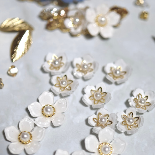 白い花とbijou＊葉っぱの華やかピアス／イヤリング （ホワイト