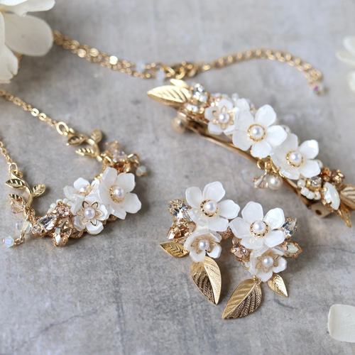 白い花とbijou＊葉っぱの華やかピアス／イヤリング （ホワイト