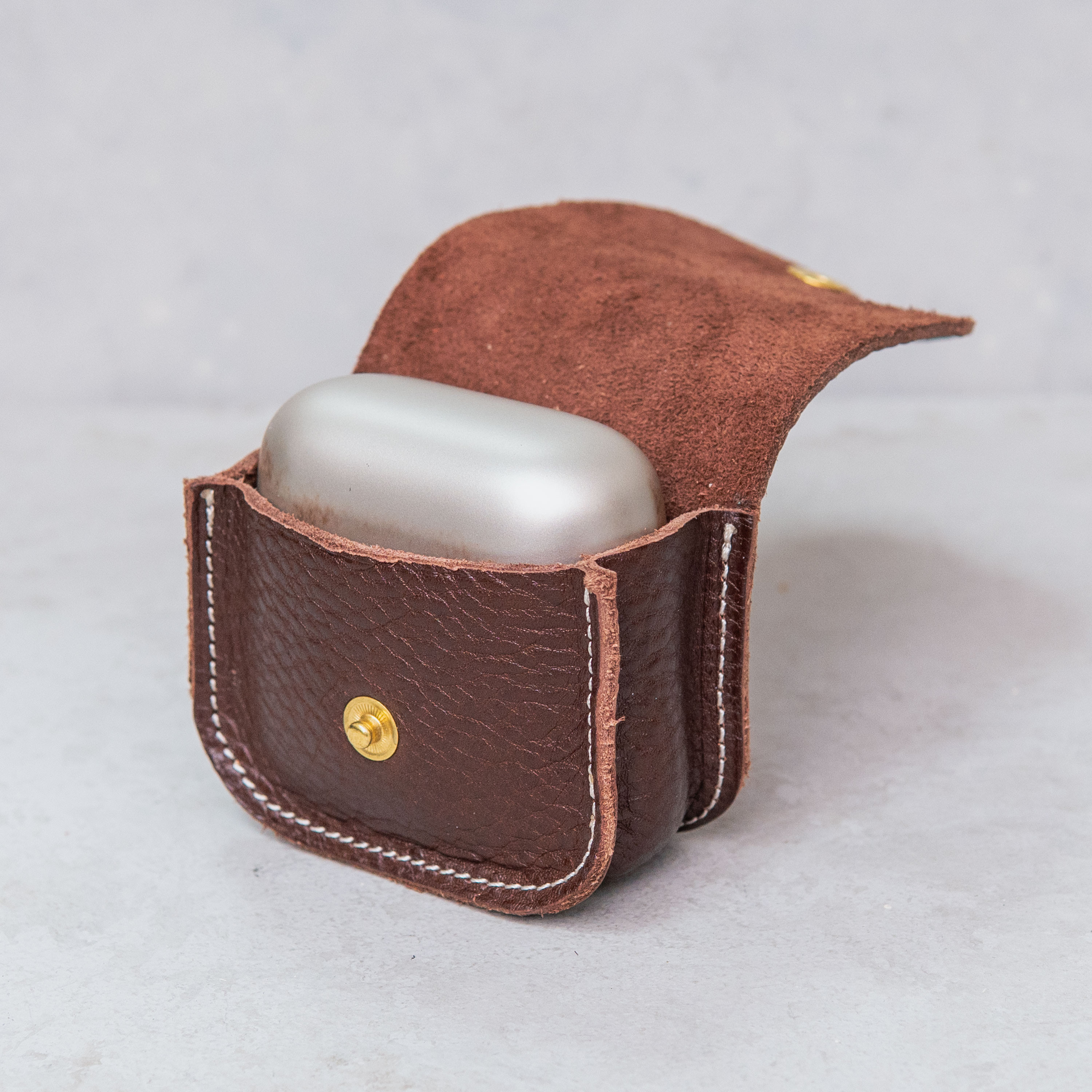 【新作】“ミニマルの完成形” マルチ対応レザーイヤホンケース／チョコブラウン 6cm x 6cm x 3cm対応