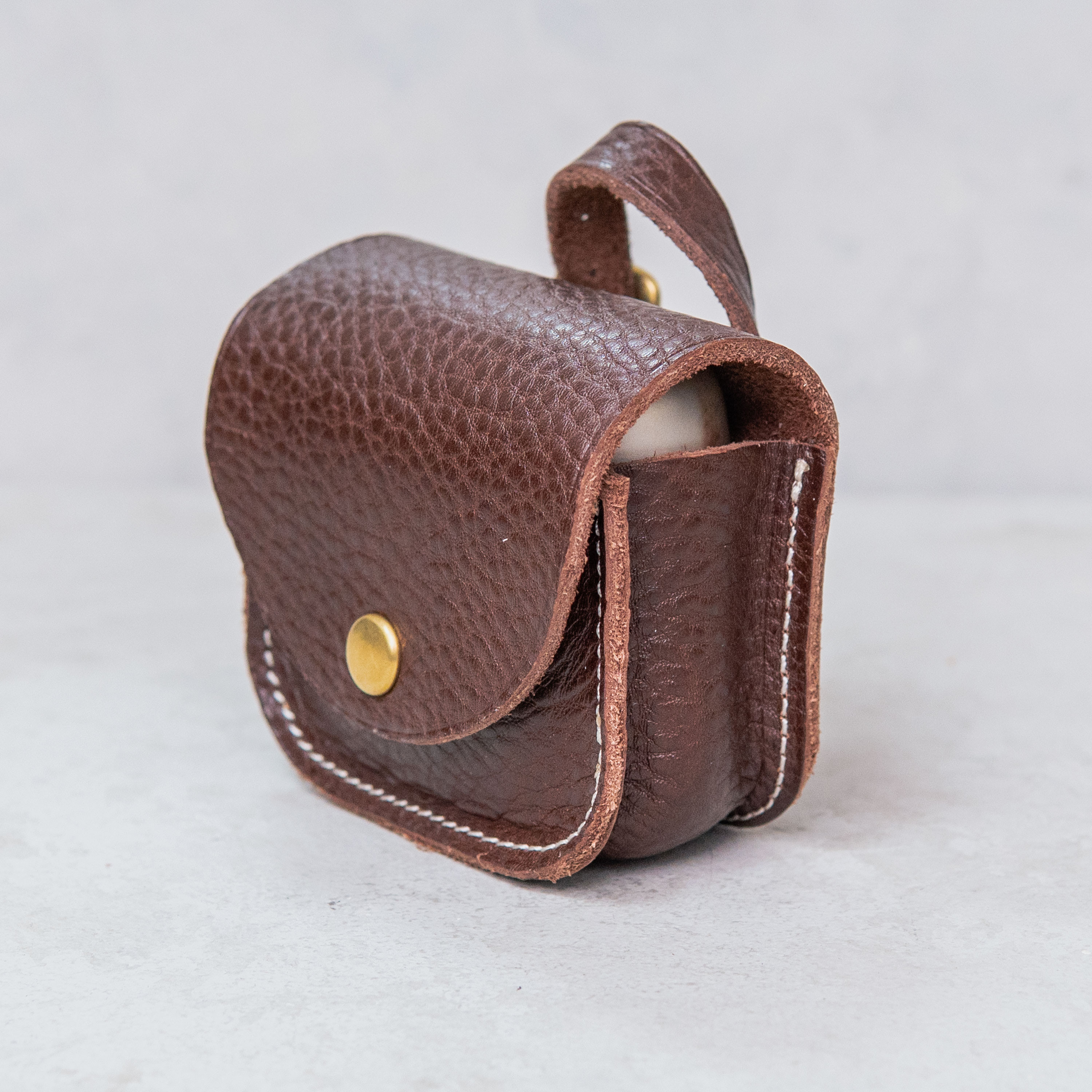 【新作】“ミニマルの完成形” マルチ対応レザーイヤホンケース／チョコブラウン 6cm x 6cm x 3cm対応