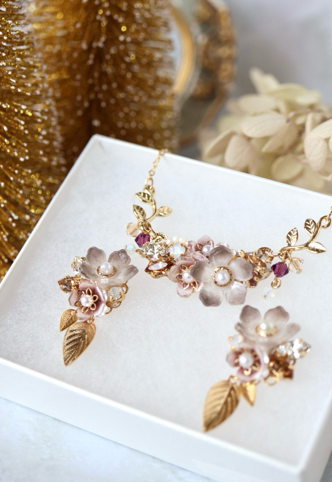 《セット》くすみ色の花とbijou＊葉っぱの華やかピアス／イヤリング＋ネックレス　（くすみカラー、ベージュ、ブラウン）