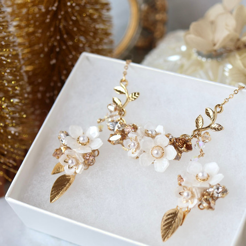 *お花と葉っぱのピアス*【No.170】 セット割》白い花とbijou＊葉っぱの華やかピアス／イヤリング＋