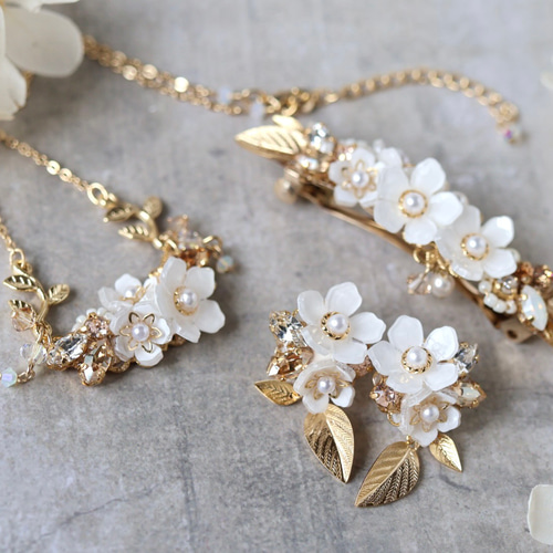 セット割》白い花とbijou＊葉っぱの華やかピアス／イヤリング＋