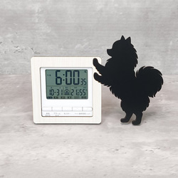 【電波時計】ワンちゃんが寄り添う電波デジタル時計 ― ポメラニアン　黒 電波時計】ワンちゃんが寄り添う電波デジタル時計 ― ポメラニアン 黒
