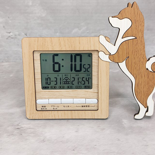 電波時計】ワンちゃんが寄り添う電波デジタル時計 ― 柴犬 オレンジ
