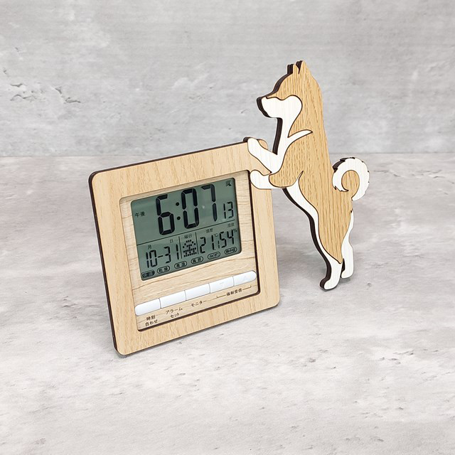 【電波時計】ワンちゃんが寄り添う電波デジタル時計 ― 柴犬　ベージュ