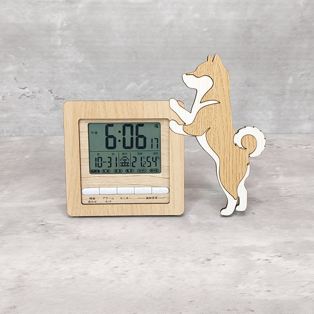 【電波時計】ワンちゃんが寄り添う電波デジタル時計 ― 柴犬　ベージュ