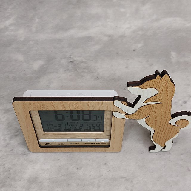 【電波時計】ワンちゃんが寄り添う電波デジタル時計 ― 柴犬　ベージュ