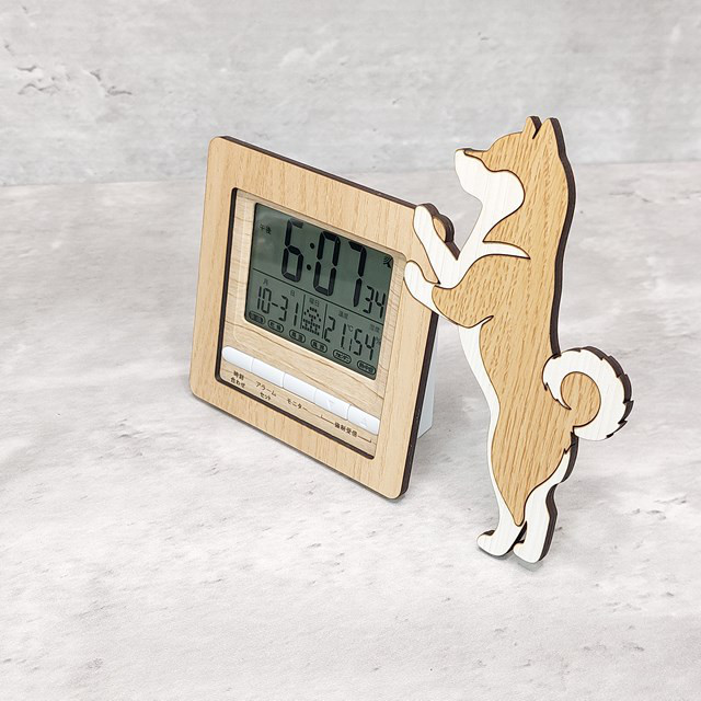 【電波時計】ワンちゃんが寄り添う電波デジタル時計 ― 柴犬　ベージュ