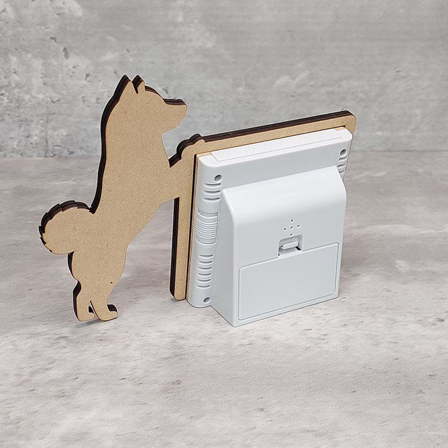 【電波時計】ワンちゃんが寄り添う電波デジタル時計 ― 柴犬　ベージュ