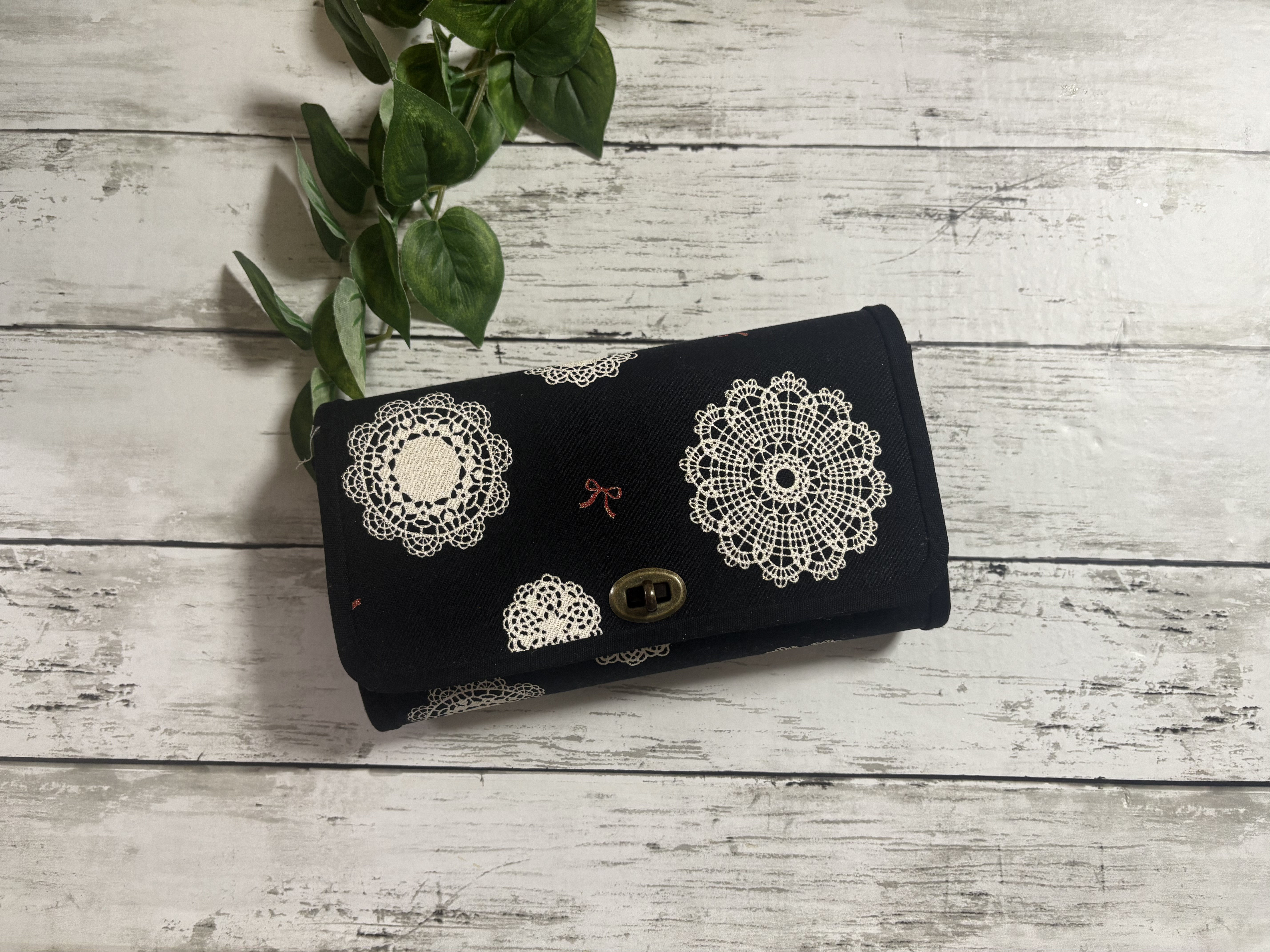 ハンドメイド　長財布　お財布バッグ　ブラック　黒色　マスク入れ　カード入れ　大容量　ショルダー紐　北欧　ショルダーバッグ