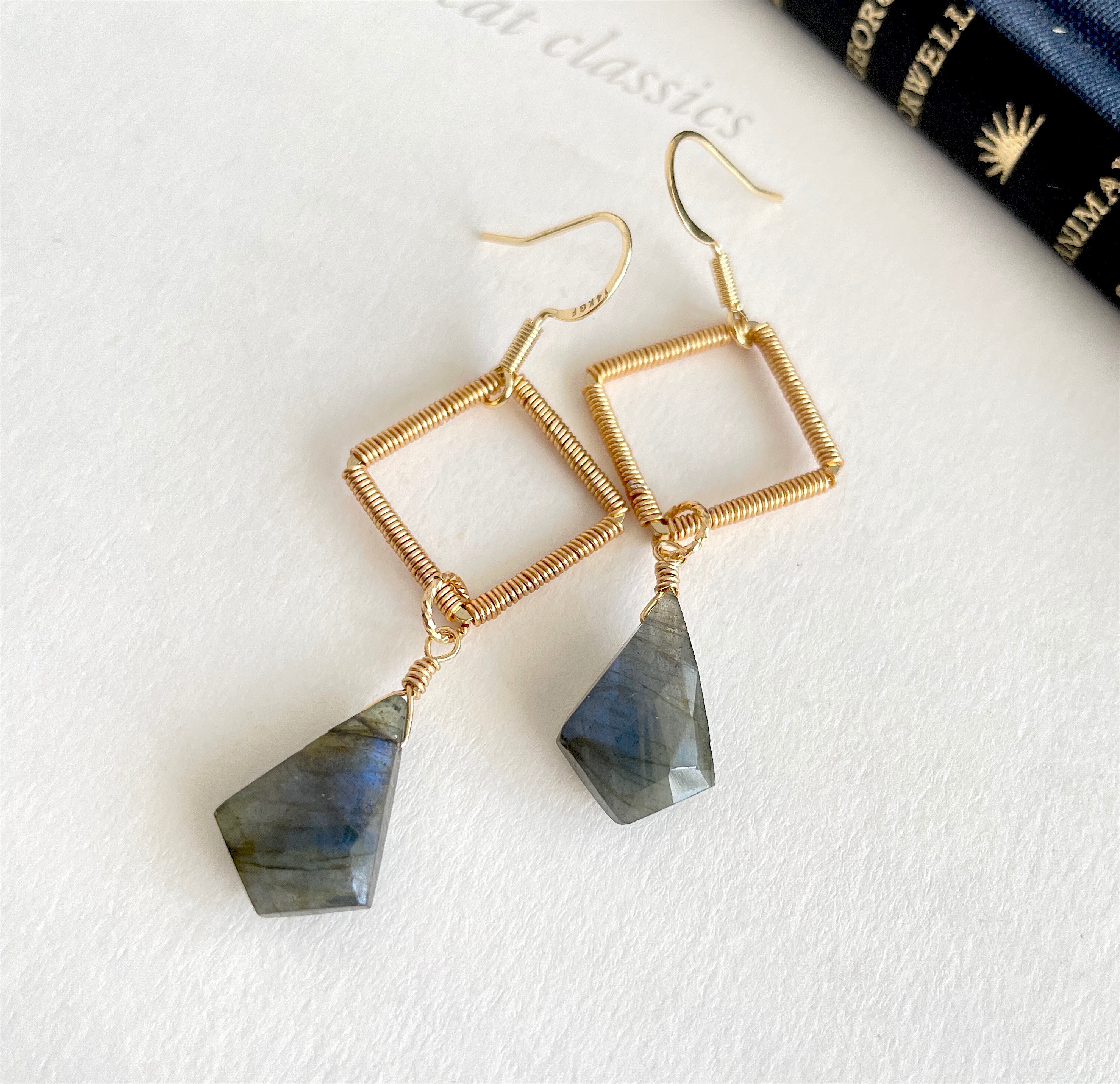 ラブラドライト ダイヤ型 揺れるピアス イヤリングに変更可能　1点のみ