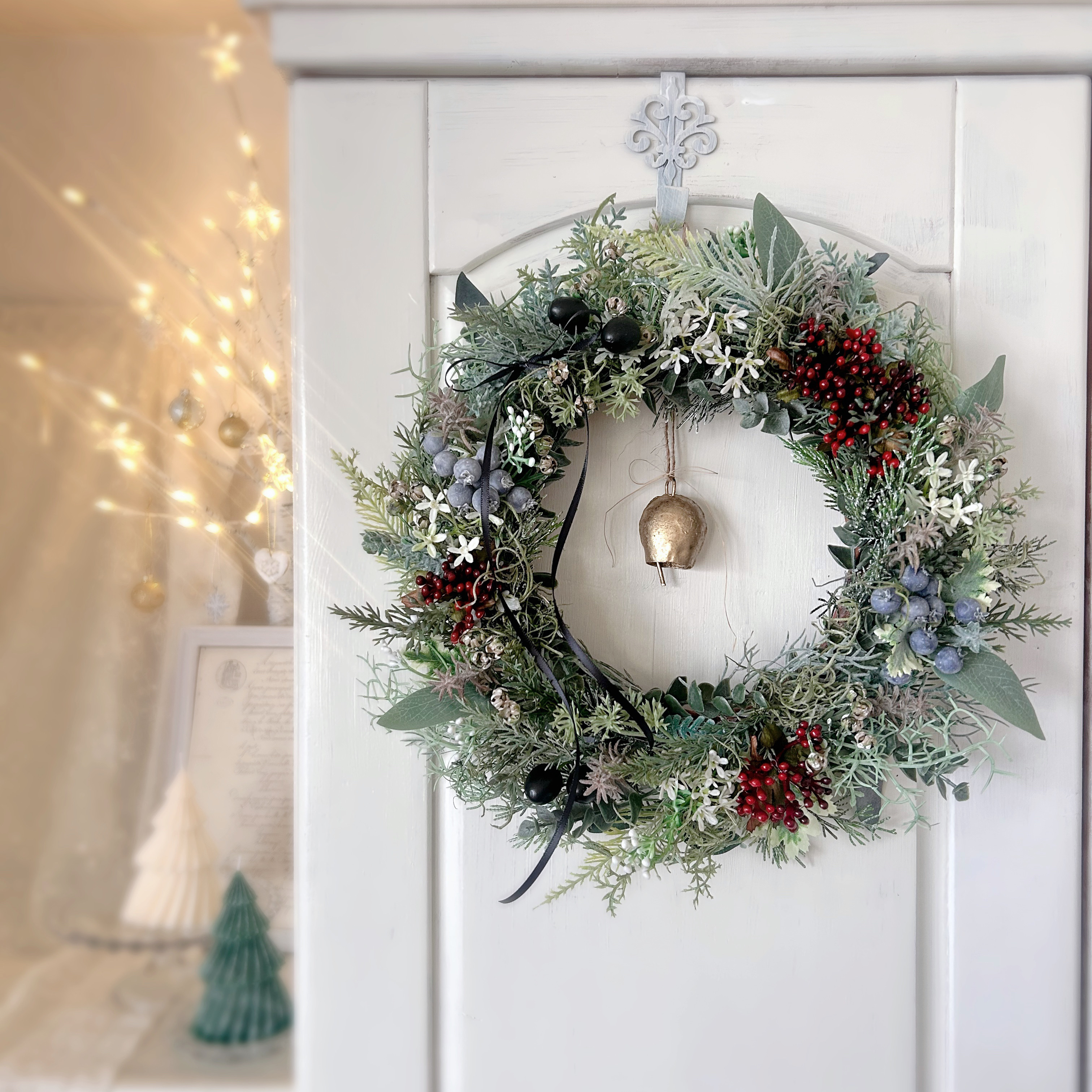 【再販】ナチュラルグリーンと実のベル付きクリスマスリース 直径29cm ラッピング無料 壁掛け 玄関リース おしゃれ