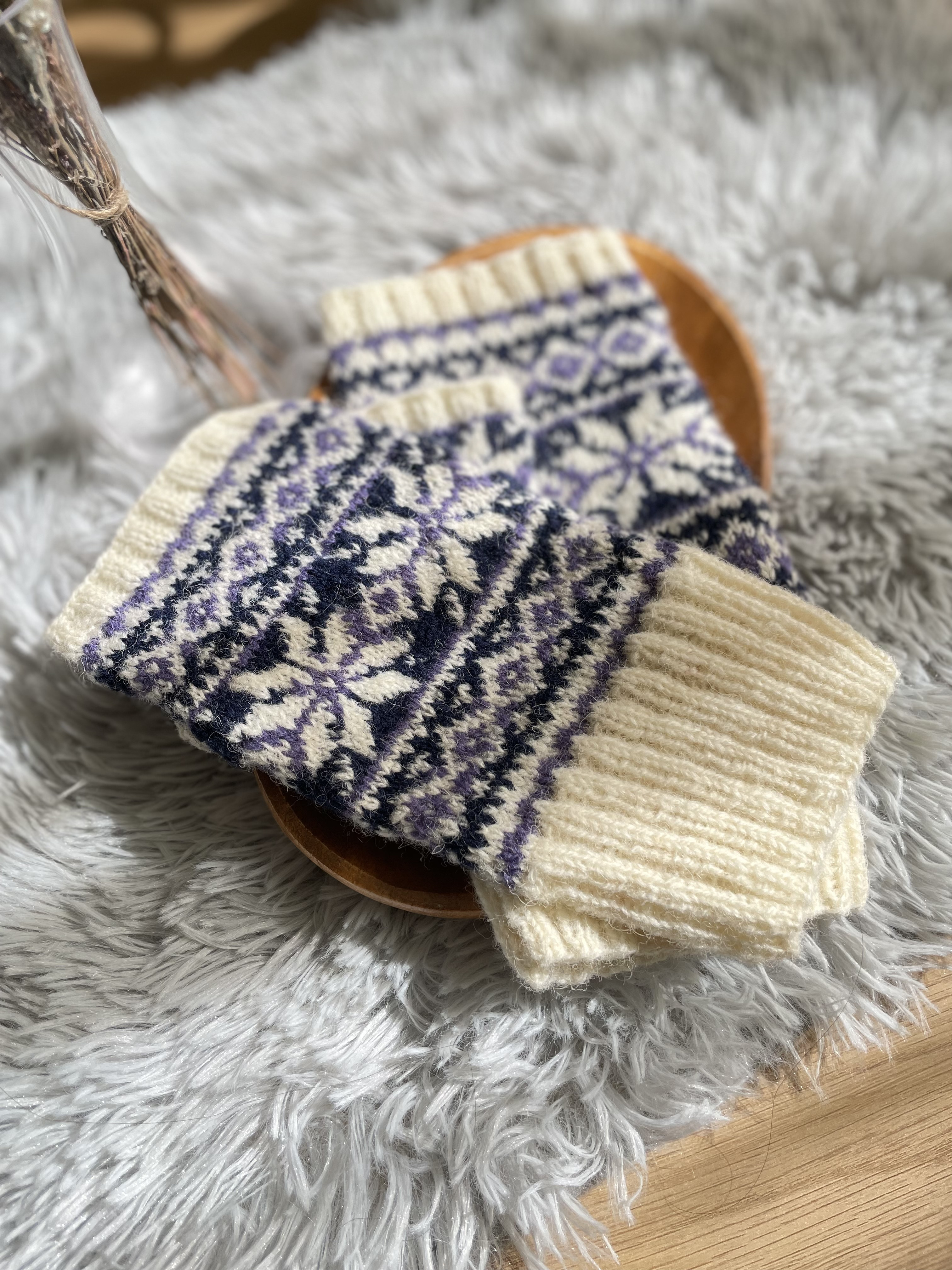 フェアアイル　スノースター柄パープル　ネイビー　北欧デザイン　ジェイミソンズ　手編み　スマホ使える　指先使える