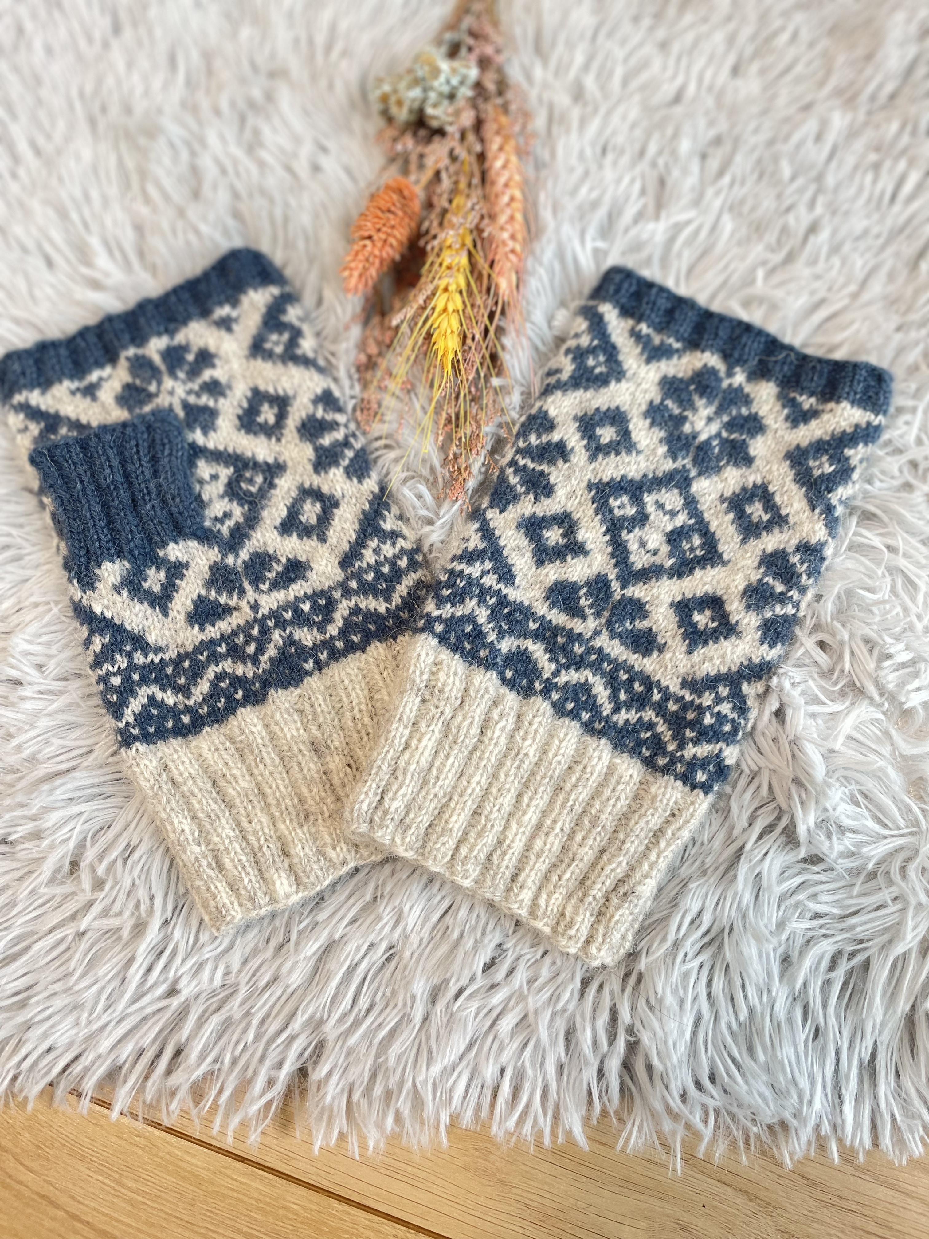 こぎん刺し柄ハンドウォーマー　くすみブルー　グレー　北欧デザイン　ジェイミソンズ　手編み　スマホ使える　指先使える