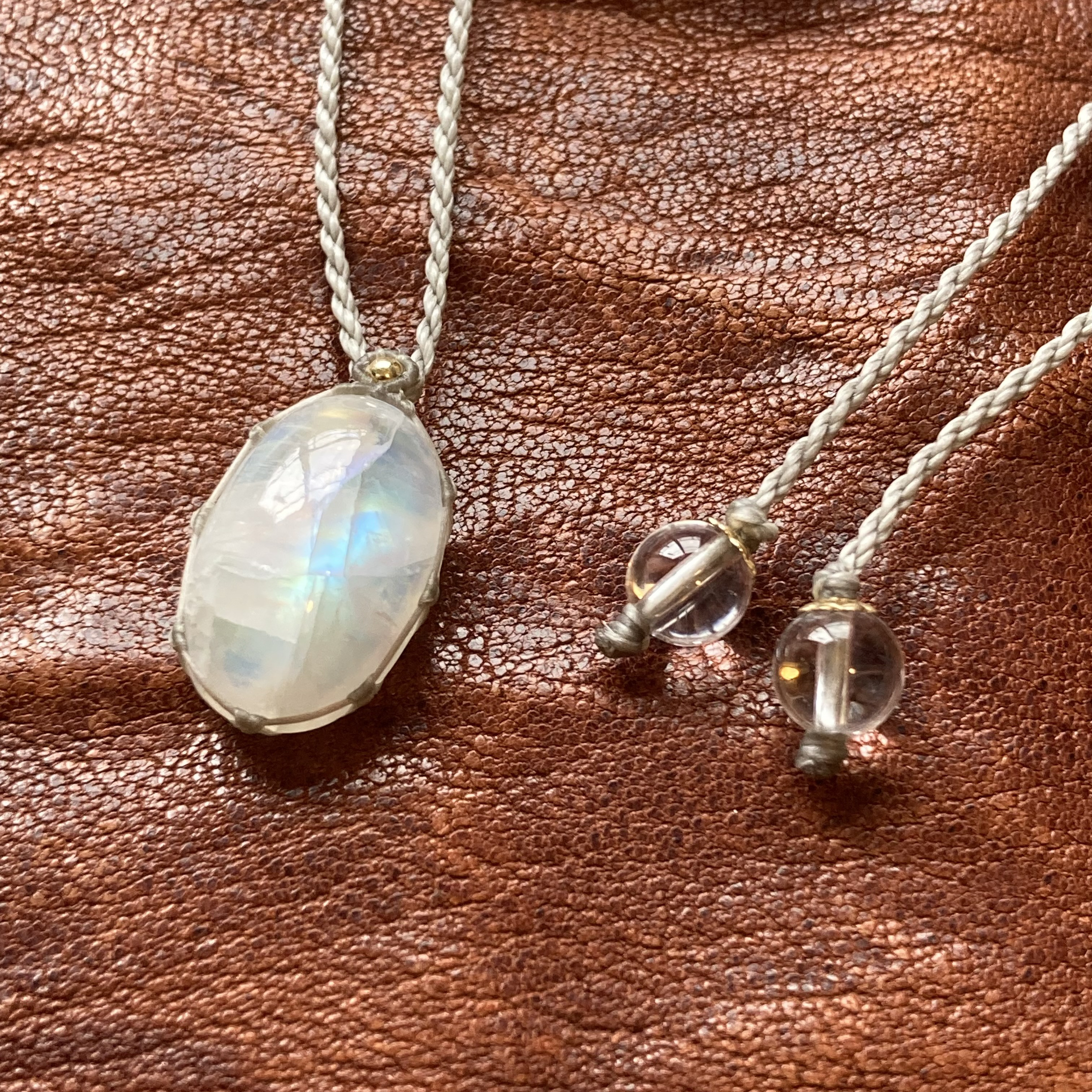 -Bare skin- ホワイトラブラドライトマクラメネックレス