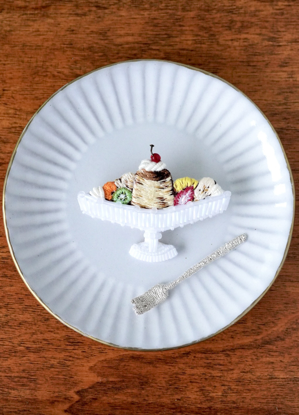 レトロなプリンアラモードブローチ　刺繍とビーズのアクセサリー