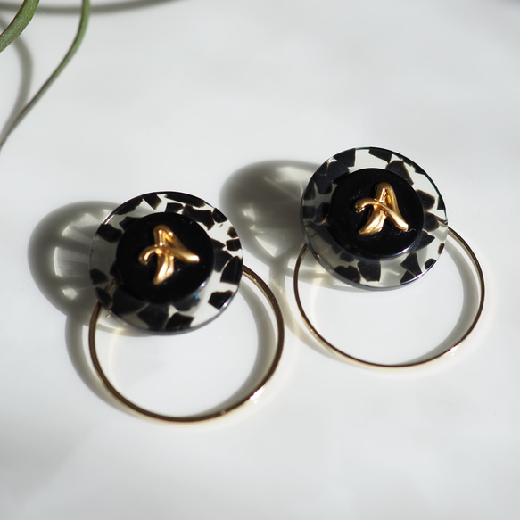 N様★モザイクデザイン　ブラック×クリア　2way　レトロボタンピアス　ゴールドフープ 2枚目の画像