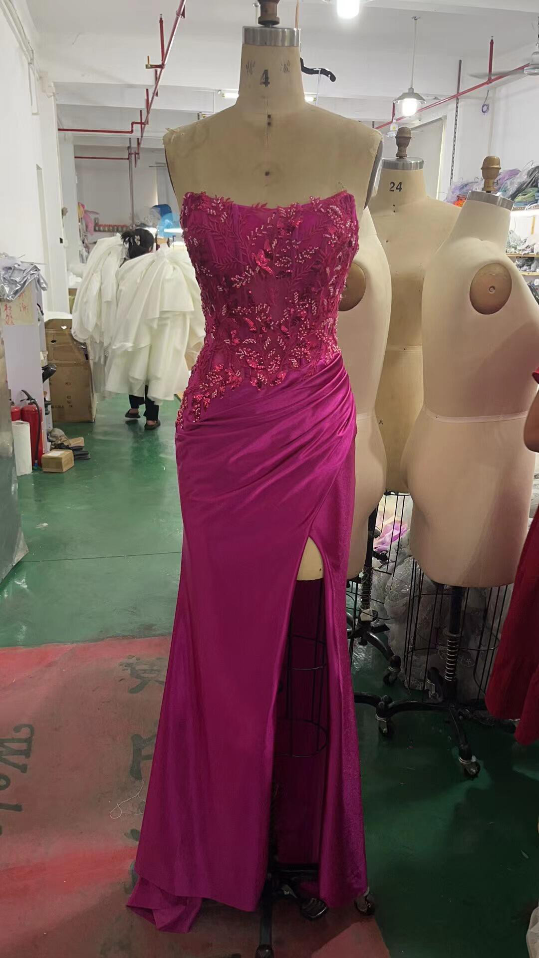 高品質　ローズ色　フロントスリット　サテン　チューブトップ　繊細な刺繍　セクシー　前撮りパーティードレス　フリル　音楽会