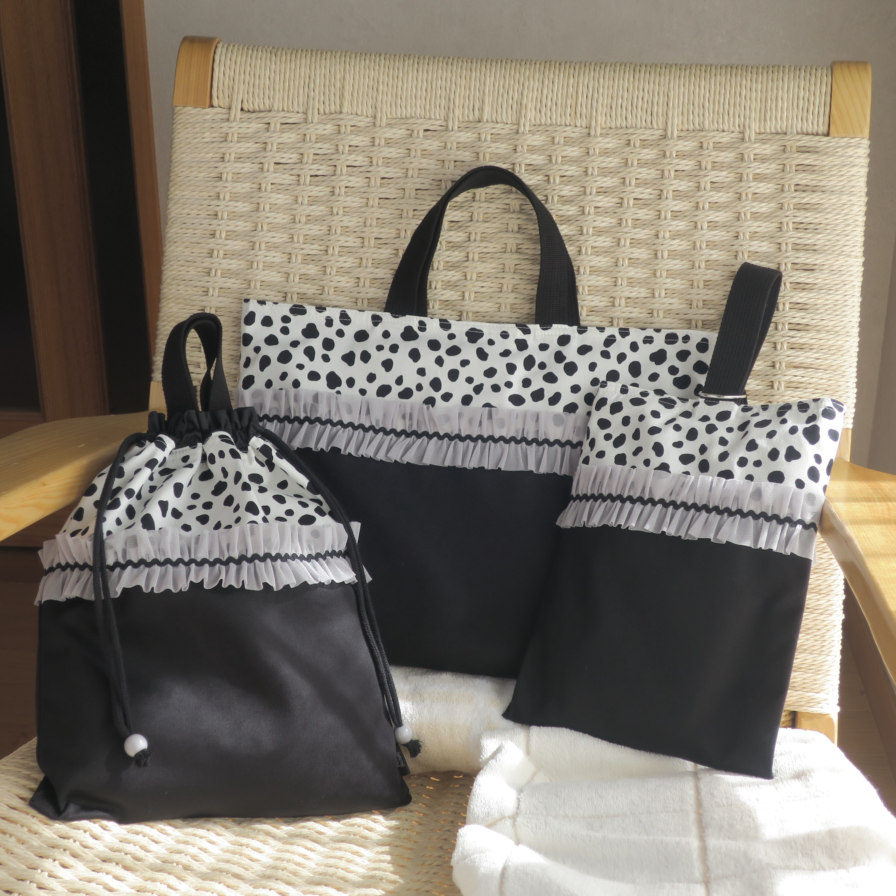 ３点セット【サイズ変更可】（レッスンバッグ・上履き入れ・体操服袋orナップサック）ダルメシアン柄×グレーフリル