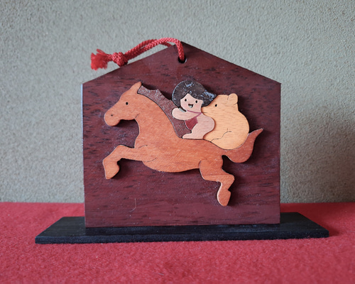 手作り木工・令和8年度干支【馬】好物の人参試食してます。 組み