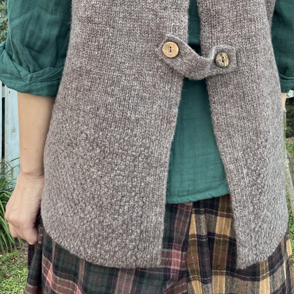 背中がかわいい♪アラン模様の後ろ開きベスト（25s−169） 3枚目の画像