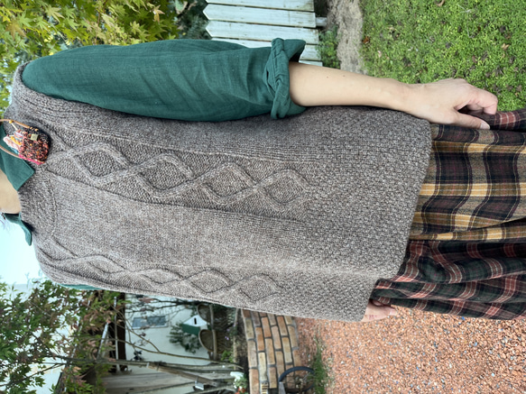 背中がかわいい♪アラン模様の後ろ開きベスト（25s−169） 7枚目の画像