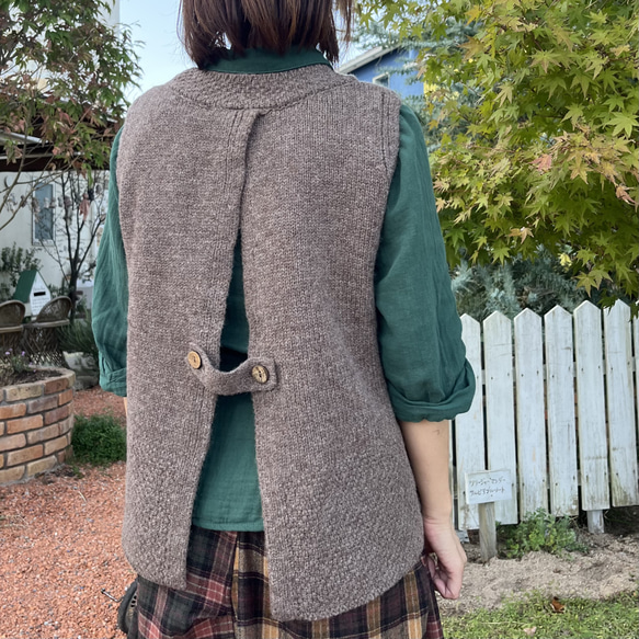 背中がかわいい♪アラン模様の後ろ開きベスト（25s−169） 1枚目の画像