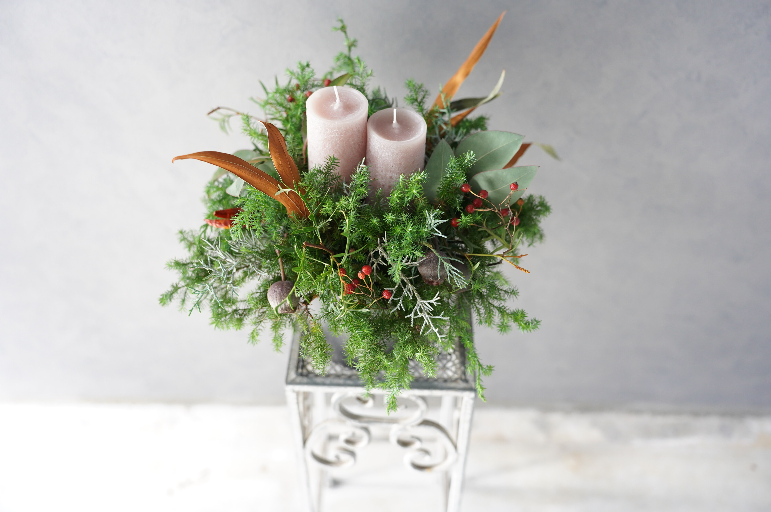 【早割り】2025クリスマスアレンジ　生花森林の香りのクリスマスキャンドルアレンジ