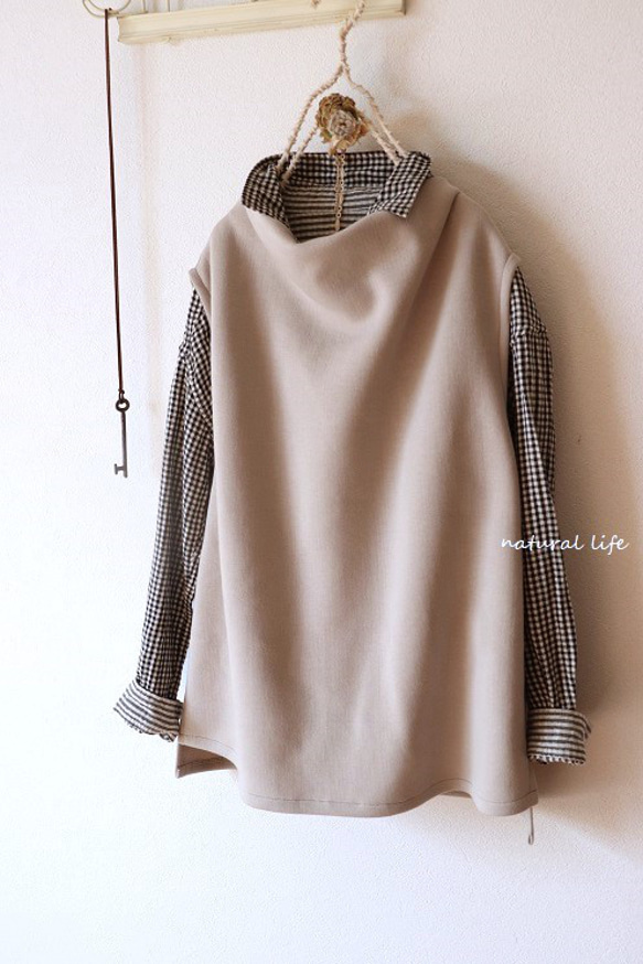 １点のみ♪ボトルネックベスト（オーガニックコットンニット/グレージュ） 2枚目の画像