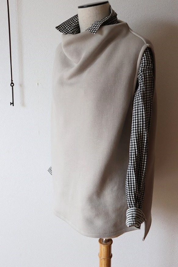 １点のみ♪ボトルネックベスト（オーガニックコットンニット/グレージュ） 7枚目の画像