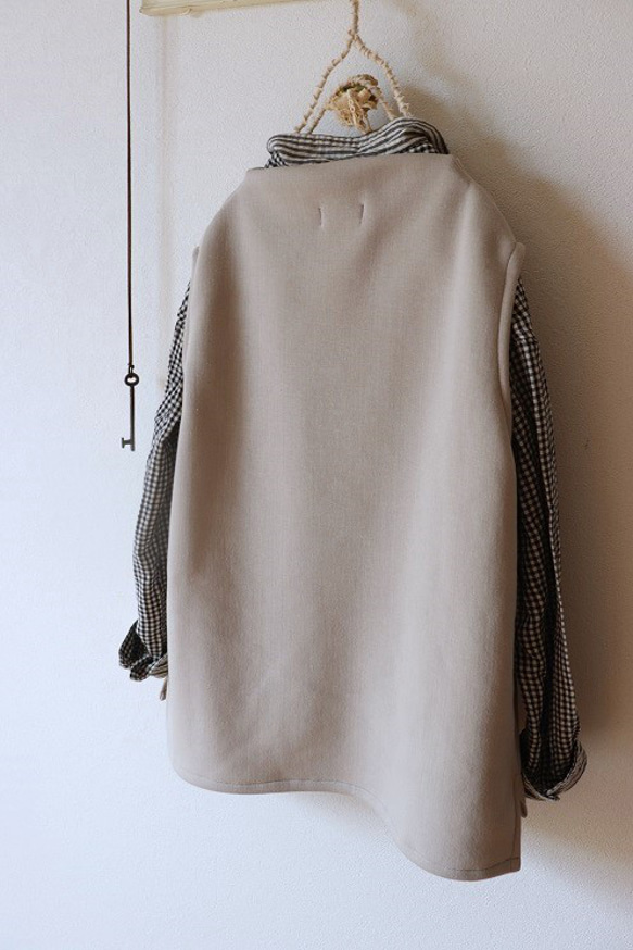 １点のみ♪ボトルネックベスト（オーガニックコットンニット/グレージュ） 4枚目の画像