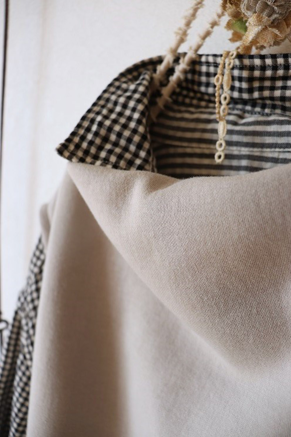 １点のみ♪ボトルネックベスト（オーガニックコットンニット/グレージュ） 5枚目の画像